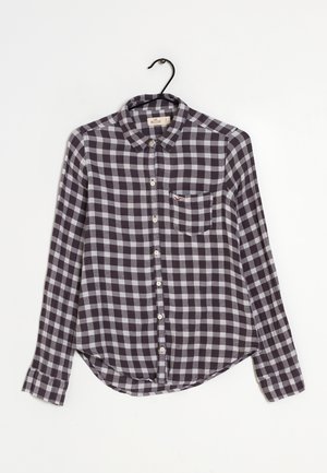 Camisa de manga larga a cuadros en gris oscuro y gris claro de algodón, con cuello, cierre de botones y un bolsillo delantero con un logo.