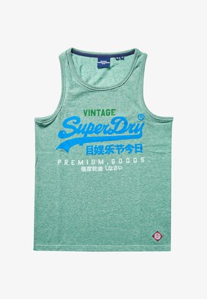 Débardeur sans manches vert en tissu texturé. Présente des logos et du texte imprimés en bleu et vert. Inclut une petite étiquette rouge au niveau de l'ourlet.