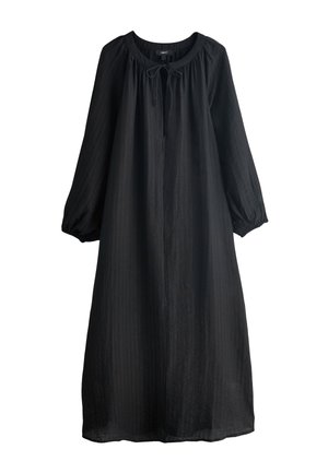 Dlhé čierne šaty so zbieraným okrúhlym výstrihom, zaväzovaním, dlhými nadýchanými rukávmi s elastickými manžetami a voľným, splývavým strihom.