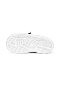 Semelle d'une chaussure blanche Puma avec motif de bande de roulement texturé et logo Puma en relief au centre.