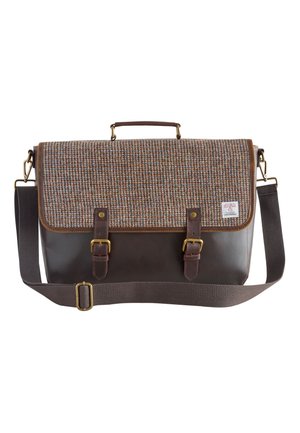 Bolso mensajero de cuero marrón con solapa de tweed, dos correas con hebilla, asa superior y correa de hombro ajustable sobre un fondo blanco.