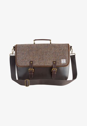 Geantă de mesager maro din piele cu clapetă din tweed, două curele cu cataramă, mâner superior și curea de umăr reglabilă pe fundal alb.