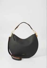 Sort skuldertaske i læder med halvmåneform, guldfarvet hardware og aftagelig skulderrem. Glat tekstur med diskret branding.