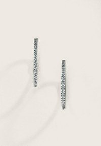 Silberne Ohrhänger in Form von Hoops mit kleinen, eingelassenen klaren Kristallen entlang der Kanten, die eine elegante, schlanke Silhouette präsentieren.