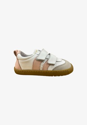 Zapato para niño pequeño blanco y rosa con dos correas de velcro, puntera beige, suela de goma marrón y lengüeta acolchada en el talón para tirar.