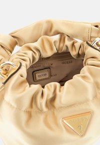 Guess TWILLER - Handtas - goldenfarbe