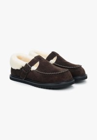 Hnědé semišové pantofle s měkkou krémovou kožešinovou podšívkou, akcenty s přezkami a texturovanou podrážkou; navrženy v stylu nazouvacích bot a s kulatou špičkou.