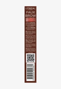 Emballage marron mettant en avant le produit Faux Brow de L'Oréal Paris. Comprend des détails sur l'applicateur à double extrémité, du texte multilingue, un code-barres et un code QR.