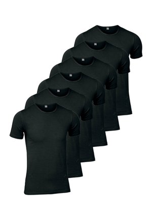 Seks sorte kortærmede t-shirts stablet i en række. Lavet af bomuld, med en rund hals og en glat tekstur. Simpelt design uden mønstre.