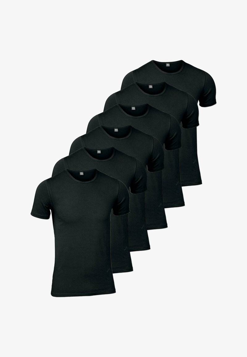 Seks sorte kortærmede t-shirts stablet i en række. Lavet af bomuld, med en rund hals og en glat tekstur. Simpelt design uden mønstre.