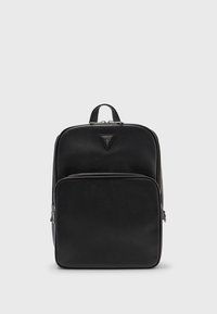 Sac à dos en cuir noir avec une surface texturée, une poche avant zippée et un détail de logo triangulaire en haut.