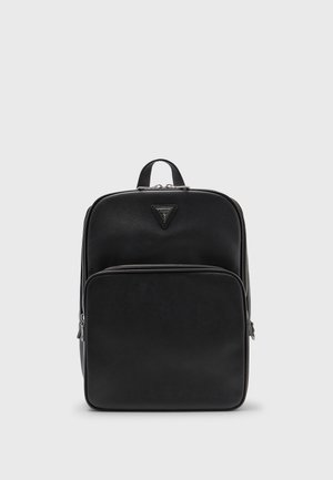 Musta nahkainen reppu, jossa on kuvioitu pinta, etutasku vetoketjulla ja kolmiomainen logoyksityiskohta yläosassa.