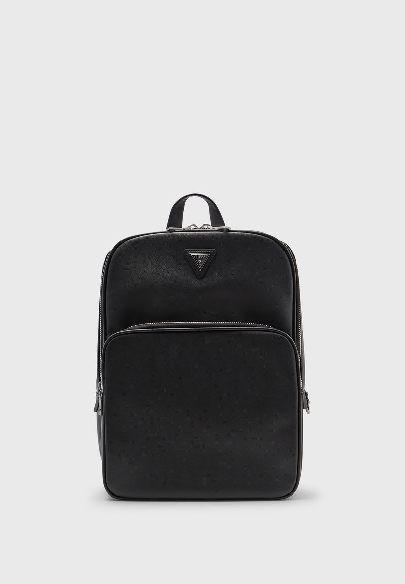 Sac à dos en cuir noir avec une surface texturée, une poche avant zippée et un détail de logo triangulaire en haut.