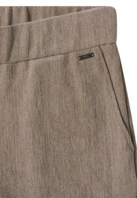 Brązowe spodnie w wzór houndstooth o gładkiej teksturze, z elastycznym paskiem w talii i małą metką marki z boku.