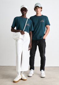 Tommy Jeans DIAMOND TWIST TEE UNISEX - Marškinėliai su spaudiniu - deep seawater