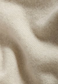 Cremefarbener Stoff mit weicher Textur, der ein feines geripptes Muster und eine glatte, leicht glänzende Oberfläche aufweist. Ideal für gemütliche Kleidungsstücke.