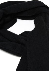 Bufanda negra hecha de tela suave y texturizada, con un diseño ancho y liso que está enrollado en forma circular.