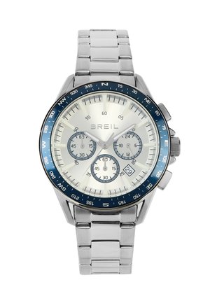 Montre chronographe en acier inoxydable avec un cadran argenté, une lunette bleue, trois sous-cadrans et un affichage de la date. Équipée d'un bracelet en maillons métalliques.