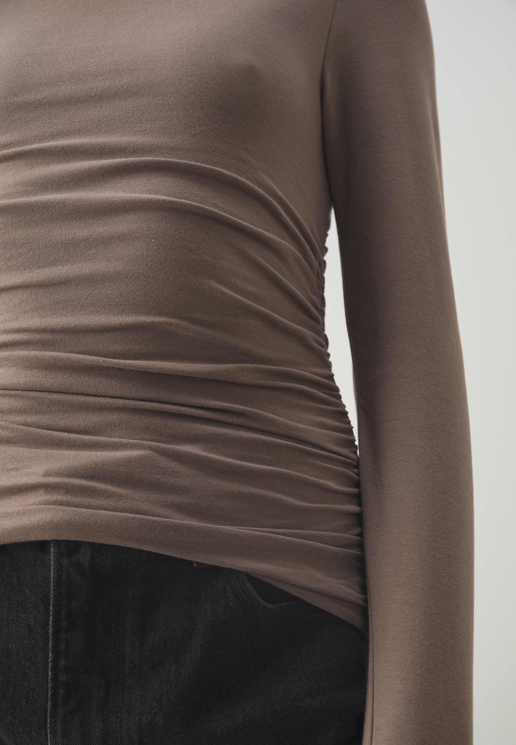 SUVIN PLATINUM LONG SLEEVE TURTLENECK CUTSEW | 