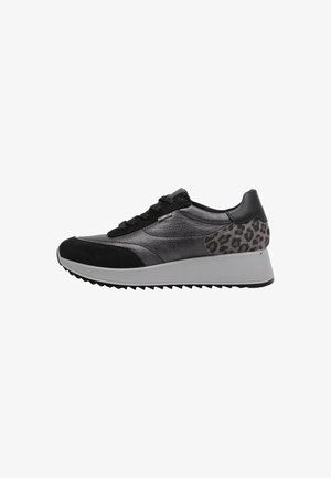 Zapatilla negra y gris con una parte superior de cuero texturizado, acentos de ante y un detalle de estampado de leopardo en el talón. Cuenta con una suela gruesa y estriada.