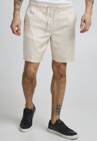 Casual Friday CFPHELIX REGULAR FIT - Kratke hlače - light sand