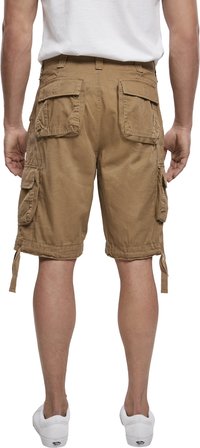 Shorts cargo en khaki en coton, avec plusieurs poches et des liens latéraux, offrant une coupe décontractée et une longueur au-dessus du genou, portés avec des baskets blanches.