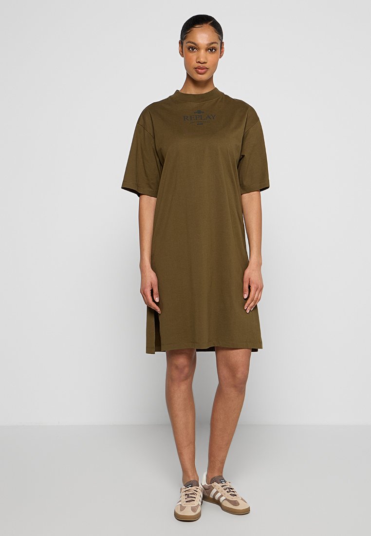 Olivenfarbenes Kurzarmkleid aus weichem Stoff, mit geradem Schnitt und dezentem Logodetail auf der Brust.