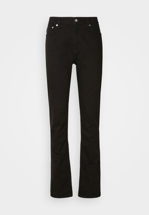 Crne traperice s ravnim nogavicama, koje imaju prednje džepove, zatvaranje na zatvarač i srebrne detalje. Glatka tekstura, bez uzoraka.