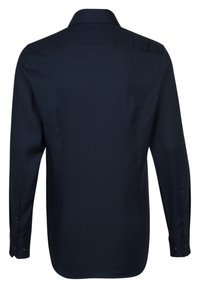 Camicia a maniche lunghe blu navy con colletto classico, tessuto morbido, vestibilità affusolata e polsini con bottoni. Nessun motivo o dettaglio visibile.