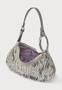 Geantă metalică cu detalii franjurate, accesorii argintii, curea unică, închidere cu fermoar și interior liliac. Prezintă o textură complexă și strălucire.