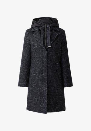 Czarny wełniany płaszcz z pikowaną czarną kapturem, przednimi kieszeniami i zapięciem na jeden guzik. Teksturowana tkanina z nakrapianym wzorem w całej powierzchni.