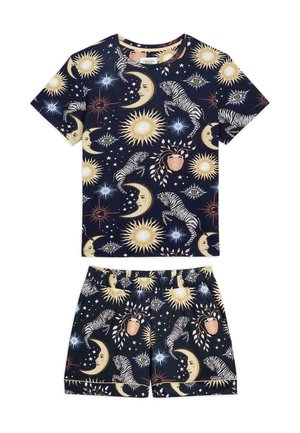 Ensemble de pyjama à manches courtes avec un fond bleu marine foncé. Présente des motifs de soleil, de lune, d'yeux et de zèbres dans des teintes dorées, blanches et corail. Taille élastique.