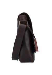 Borsa a spalla in pelle marrone con forma strutturata, tracolla regolabile e un piccolo etichetta in pelle attaccata. Texture liscia e design minimalista.