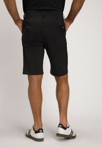 Sorte atletiske shorts med en glat tekstur og en skræddersyet pasform, der har to baglommer og en diskret logo-detail.