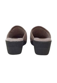 Ciabatte in suede marrone senza schienale, con punta tonda, interno morbido e suola in gomma nera con strisce orizzontali per una migliore aderenza.