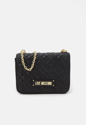 Bolso bandolera negro acolchado con cadena dorada y placa con el logo dorado "Love Moschino" en la solapa frontal.