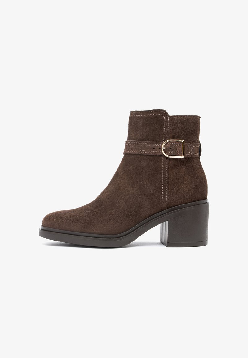 Bottine en suède marron avec talon bloc, sangle décorative et détail de boucle dorée.