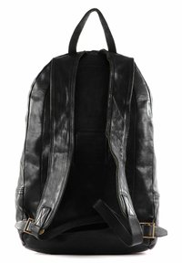 Zaino in pelle nera con una texture liscia, dotato di due spallacci larghi, una maniglia superiore e un piccolo logo sul retro.
