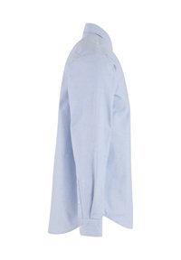 Chemise habillée à manches longues pour homme de couleur bleu clair avec poignets boutonnés, vue de côté sur un fond blanc.