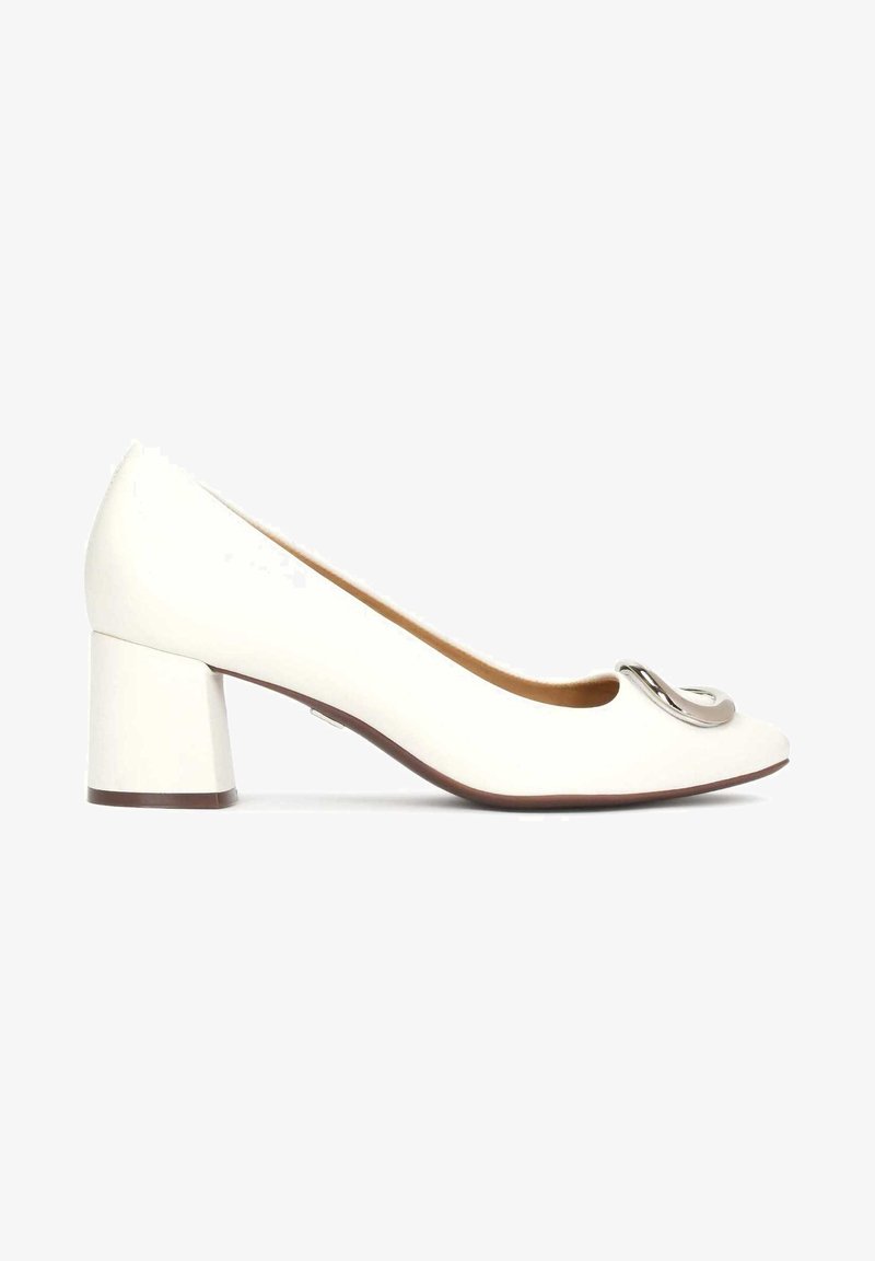 Escarpin en cuir blanc à talon moyen, bout arrondi et accent en métal torsadé argenté à l'avant, présenté de profil sur un fond blanc.