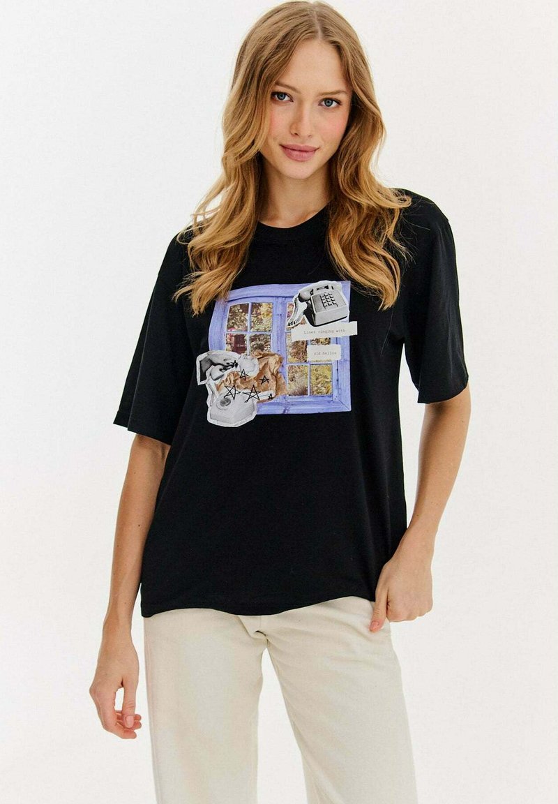 Czarna koszulka z krótkim rękawem z graficznym wzorem przedstawiającym okno, psa, czaszkę i tekst. Wykonana z miękkiego materiału o luźnym kroju.