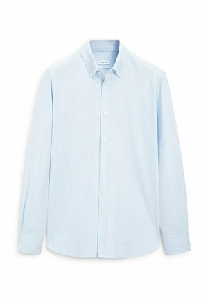 Camicia azzurro chiaro a maniche lunghe con bottoni e colletto, realizzata in tessuto strutturato con sottili righe verticali e bottoni bianchi.