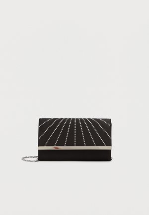 Sort clutch taske med en glat tekstur, der har sølvspidse linjer, der stråler ud fra midten, med en metalisk sølvklips og kædetras.