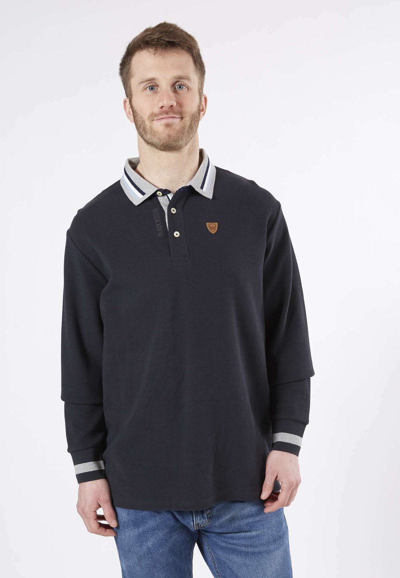 Polo shirt à manches longues bleu marine foncé avec un col rayé, patte de boutonnage et écusson en cuir avec logo sur la poitrine. Fabriqué en tissu texturé.