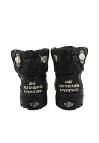 Stivaletti neri alla caviglia in tessuto texture, con scritte bianche e emblematiche. Il design include una suola spessa e cuciture decorative.