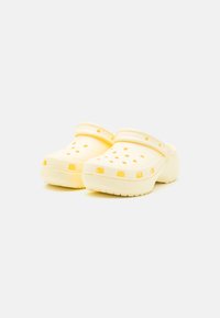 Crocs CLASSIC - Zuecos - buttercream