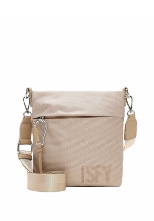Borsa a tracolla beige testurizzata con tracolla regolabile, fibbie argentate e tasca frontale con zip su sfondo bianco.