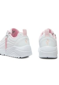 Zapatillas blancas con detalles en rosa, con lados texturizados, un forro suave, tiradores y una suela con patrón para mayor agarre.