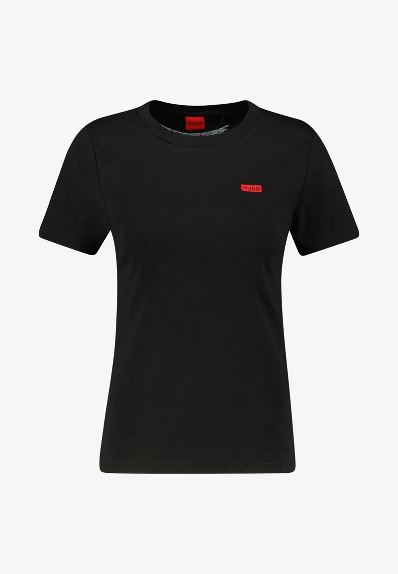 Sort kortærmet t-shirt med rund hals og lille rødt rektangulært mærke med "HUGO" tekst på venstre bryst.