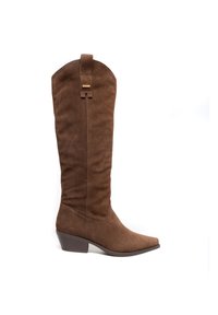 Brūni ceļgalu augsti zābaki, kas izgatavoti no mīksta zamša, ar šauru kvadrātveida purngalu, zemu kāju un dekoratīvu jostu augšpusē.